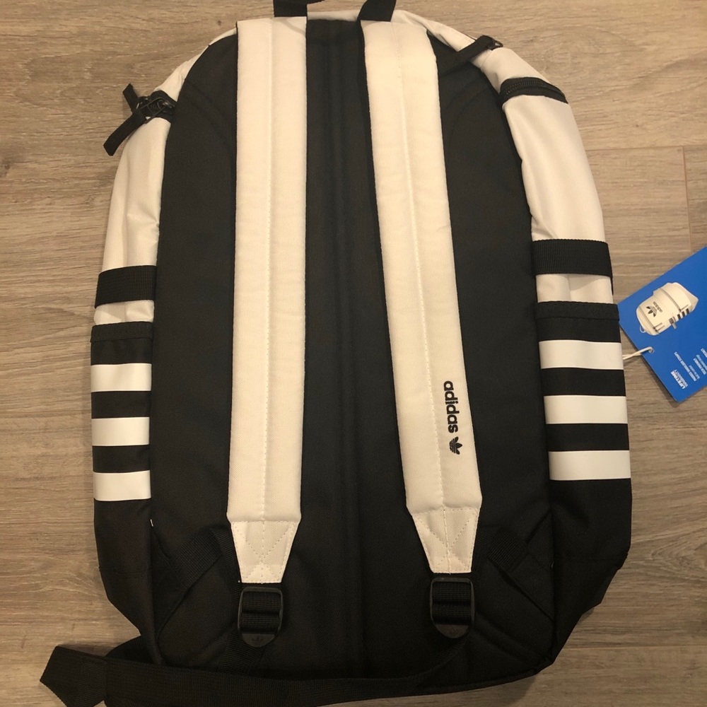 💕SOLD💕NWT Adidas classic zip up backpack💕SOLD💕 - Picture 3 of 4